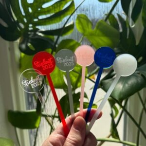STUDENT 2025 | DRINKSPINDE. Drinkspinde student 2025 i akryl 6 farver