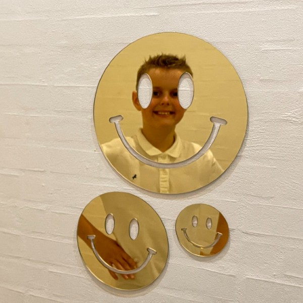 Smiley 3 størrelser guld spejlakryl