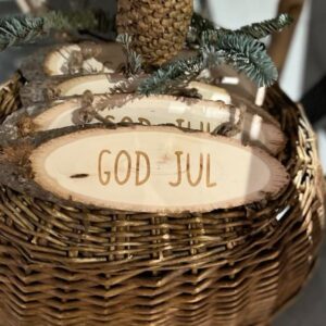 Ovalt træskilt med teksten GOD JUL
