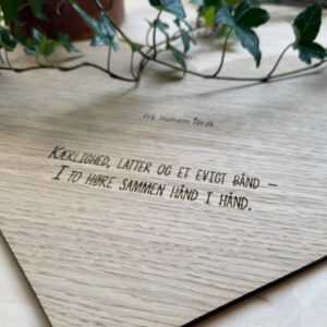 Æresportskilt i eg med en sød hilsen på bagsiden