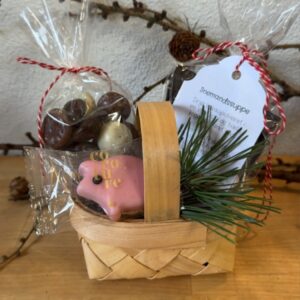 Lille kurv med julegodter snemandssuppe chokoladeovertrukket pebernødder og julemarcipan