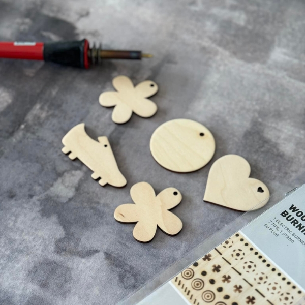 Bordkort i træ og akryl DIY med elbrænder